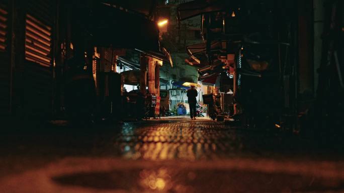 夜晚下雨胡同老巷子小区路灯骑摩托车下班