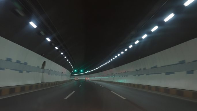 汽车行驶在夜晚城市隧道