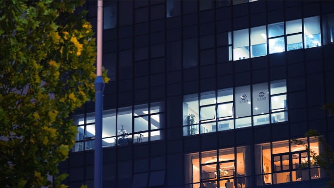夜晚北漂加班的打工人上夜班办公楼灯火通明