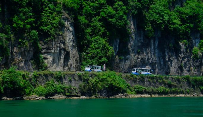 汽车行驶在悬崖公路悬崖峭壁山区道路