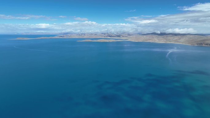 西藏纳木错湖水在阳光的映衬下呈现不同的蓝