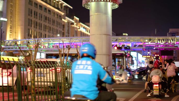 都市城市夜晚夜景人群行人人流汽车车辆车流