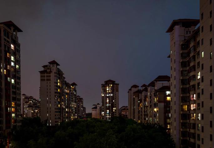 夏日里闪电交加的雷雨天