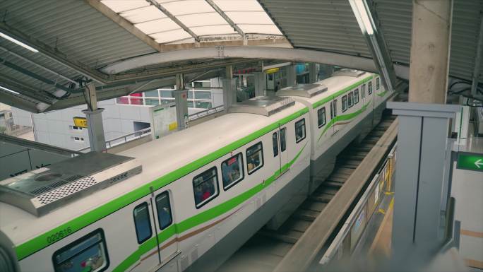 重庆地铁轻轨穿楼李子坝2号线网红打卡地