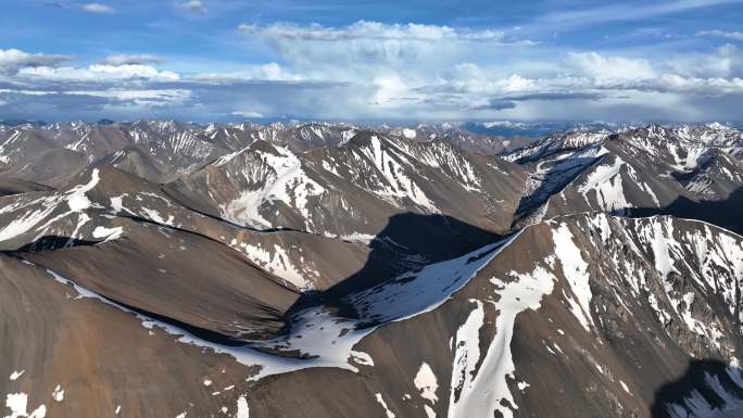 中国西藏那曲高原雪山风光 连绵不断的雪山