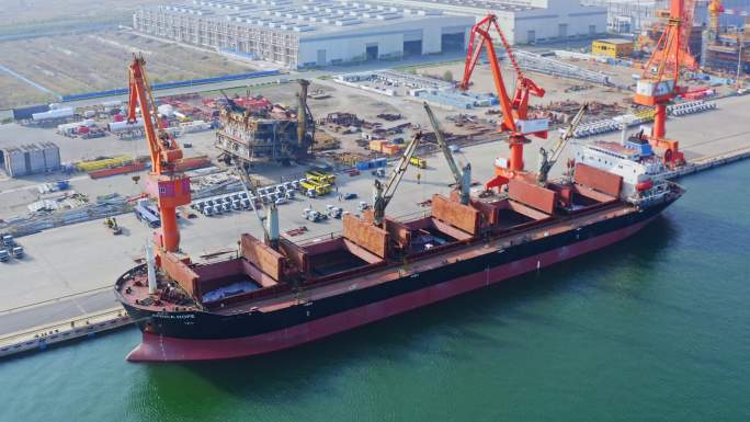 天津港码头航拍开往国外的货轮