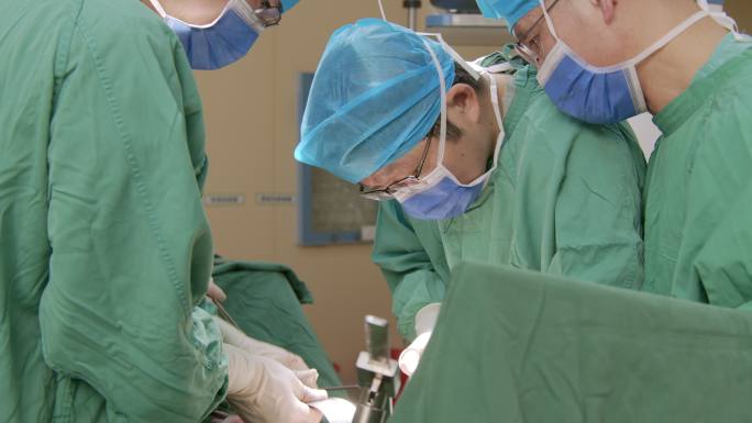 手术室医疗器械医生团队进行手术