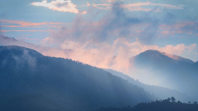 清晨远山云雾缭绕延时山川云海耶稣光