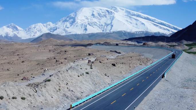 航拍新疆慕士塔格峰与公路