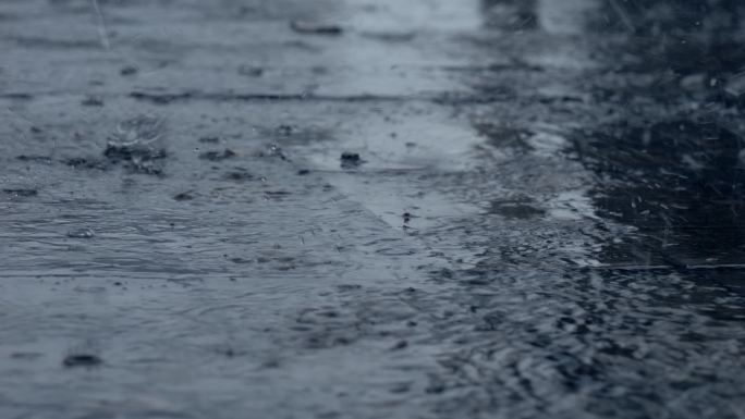 下雨雨天暴雨滴落地面积水