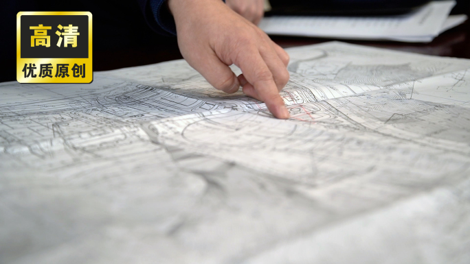 建筑设计师查看工程地图工程师开会讨论