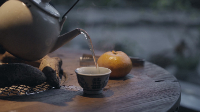 围炉煮酒煮茶烤红薯烤橘子 冬天温暖惬意