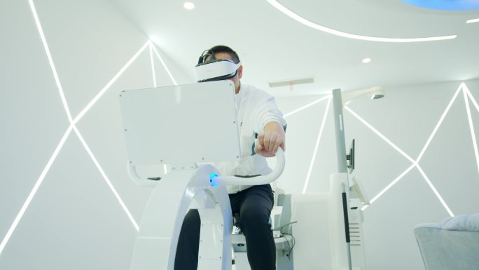 男子体验vr骑车游戏