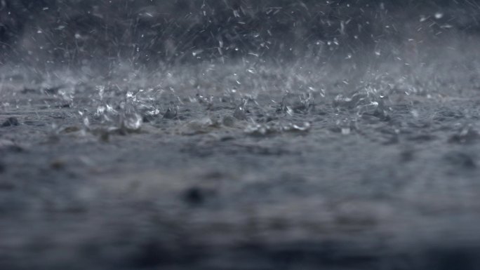 暴雨大雨下雨雨滴击打地面水花