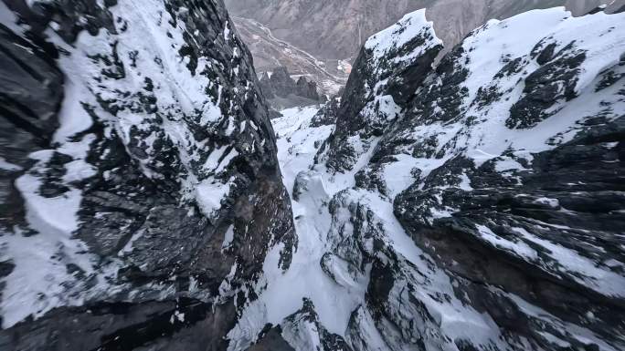 穿越机飞越雪山