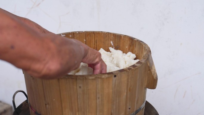 弋阳年糕制作木甑蒸饭