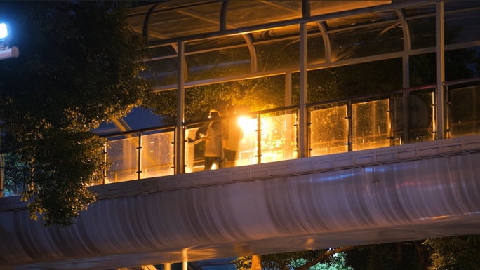 夜晚城市行人路灯车流小区