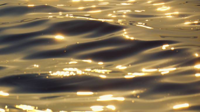 海面水面波浪波光粼粼的金色水面