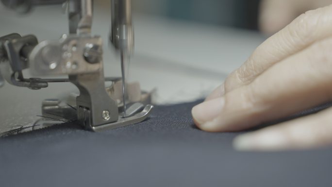 缝纫机缝纫衣服