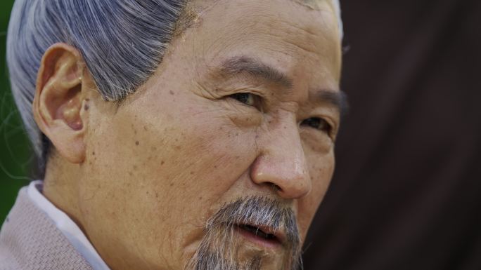 中医郎中为百姓号脉治病