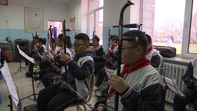 小学民乐社团教师上课排练二胡琵琶古琴