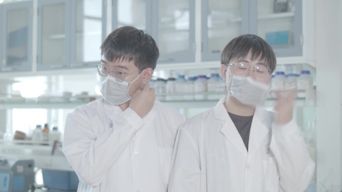 化工医药产业园实验室人员摘口罩对镜头-E