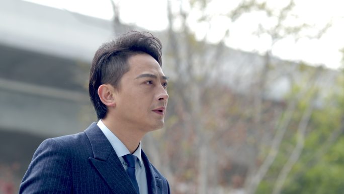 城市商务男士下车实拍气质匆匆走路
