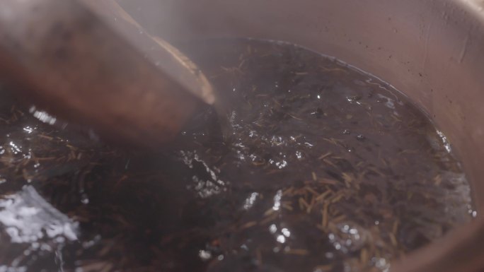 制作酥油茶 藏茶 煮茶 打酥油茶