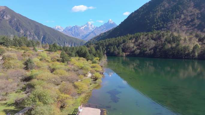 四川川西康定情歌风景区木格措秋天风景航拍