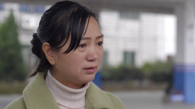 车站母女分别送别离别母爱不舍【组镜】