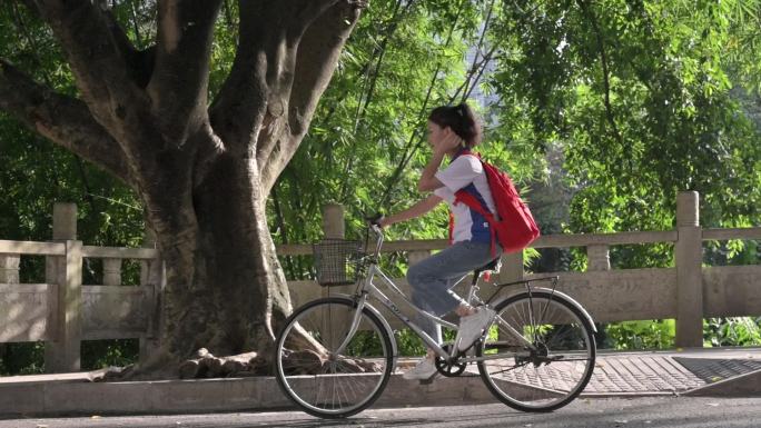 女高中生骑自行车