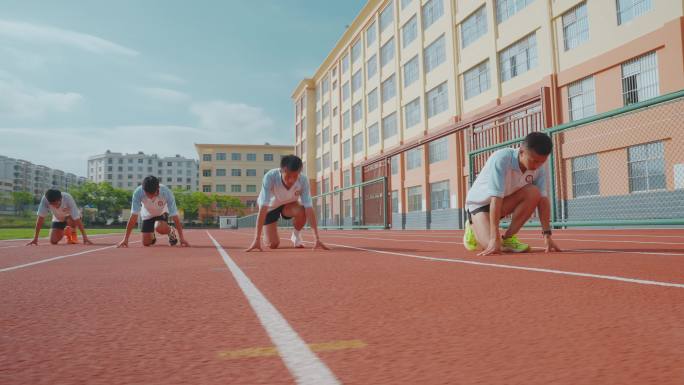 学校宣传体育课学生训练跑步起跑练习