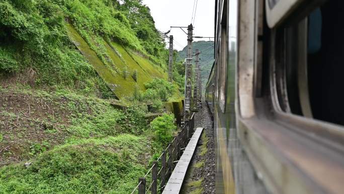 行驶中的可开窗绿皮火车车窗视角