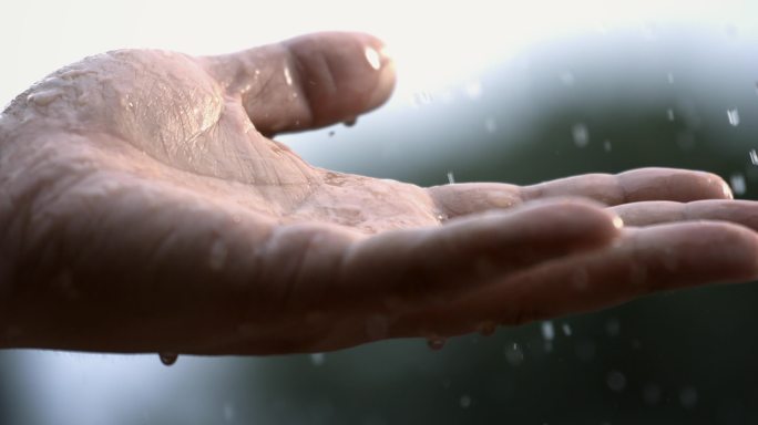 水滴滴水 雨滴滴落散落手掌