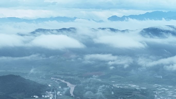 雨后桂林喀斯特群峰间云雾缭绕