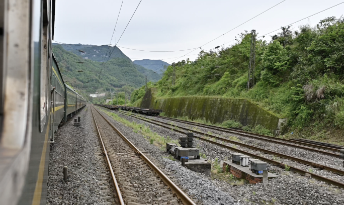 行驶中的可开窗绿皮火车车窗视角