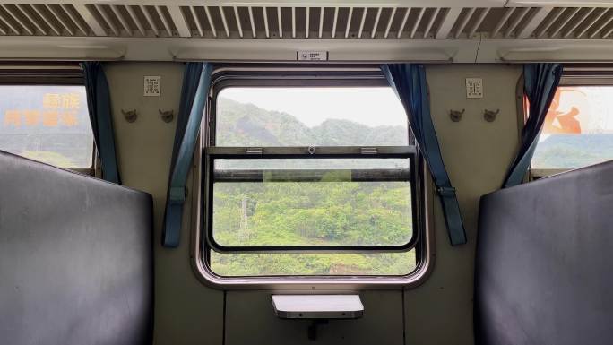 行驶中的绿皮火车内车窗视角
