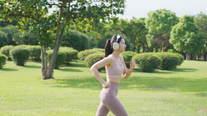 女孩公园跑步唯美逆光 戴耳机跑步美好生活