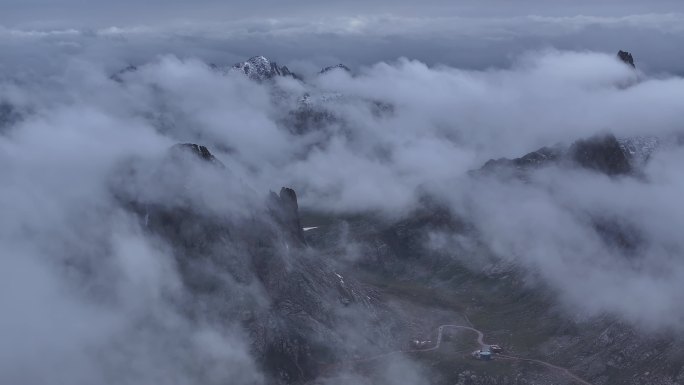 航拍甘南旅游环线莲宝叶则自然风光雪山多云