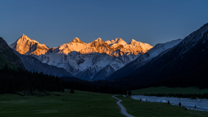 新疆夏塔古道雪山日照金山和月照银山延时