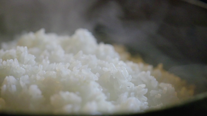热腾腾的白米饭