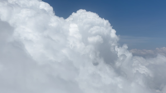 飞机视角穿过云层