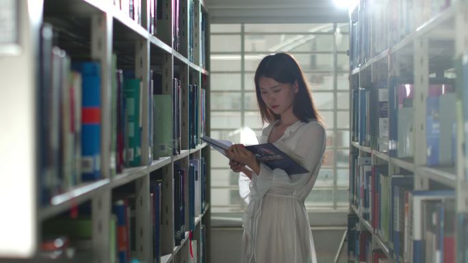 大学校园图书馆查阅书籍