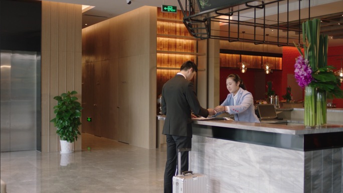 商务精英酒店前台办理入住走进房间