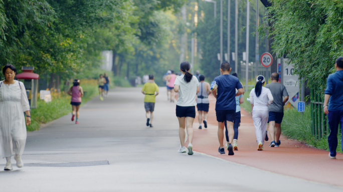 城市清晨晨跑全民健身跑步户外锻炼公园晨练