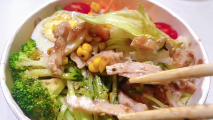 减脂餐蔬菜沙拉筷子搅拌慢动作
