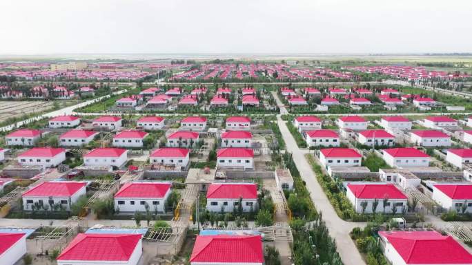 新疆喀什大气航拍红房顶新农村小康沙漠村庄