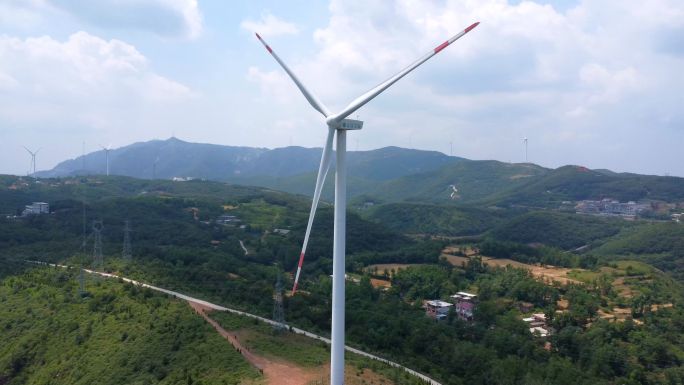 4K高山风力发电航拍蓝天白云风电场