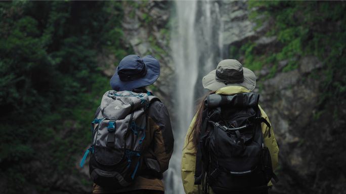 徒步旅行 背包客旅行者 游山玩水游客情侣