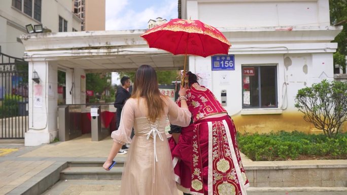 妈妈送黄金 妈妈牵着女儿的手 女儿出嫁